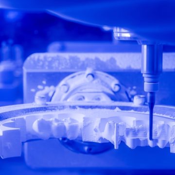 Le robot CEREC fabrique des couronnes dentaires dans la céramique